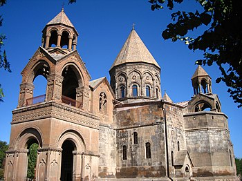 La cathédrale d'Etchmiadzin, église-mère de l'Église apostolique arménienne.